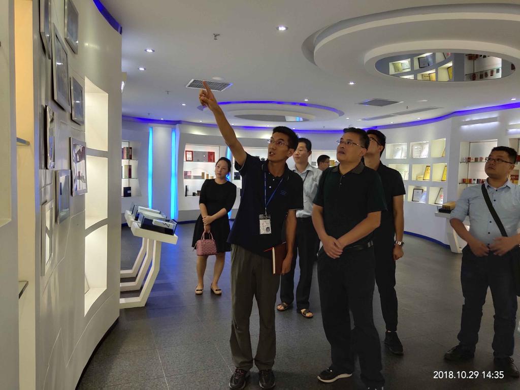 参观永发印务校外实践基地